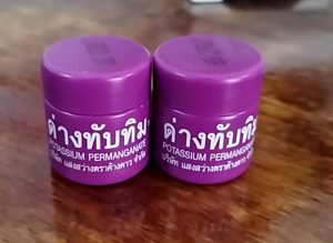 (2 หลอด) ด่างทับทิม 10 g. ฆ่าเชื้อโรค ทำความสะอาด อุปกรณ์เลี้ยงปลา ล้างผักผลไม้